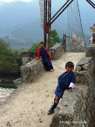die brcke 4 mit bhutanischen kindern die neugierig unseren einstieg verfolgen
